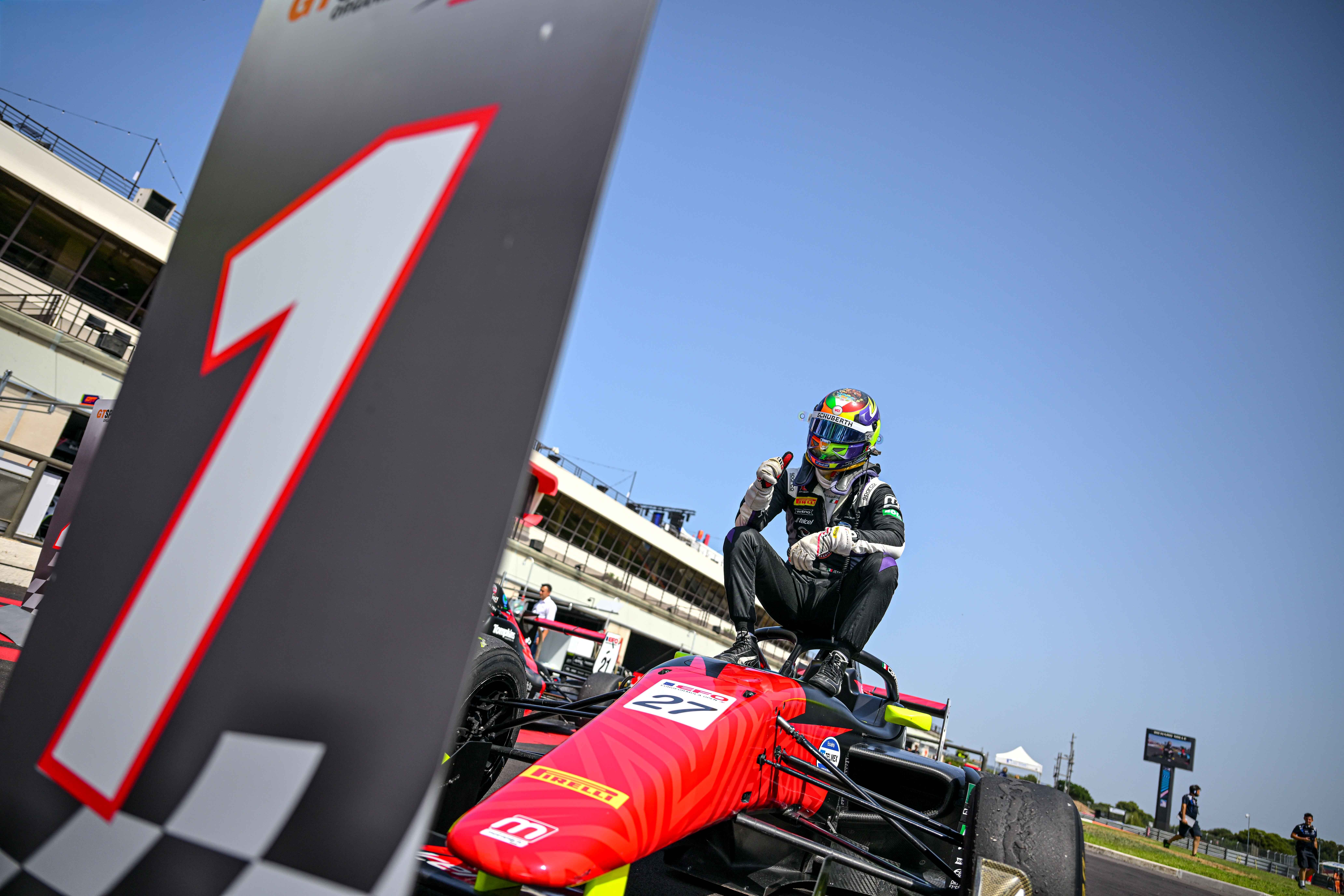 “Smoking” Carrasquedo takes dominant win in Race 1